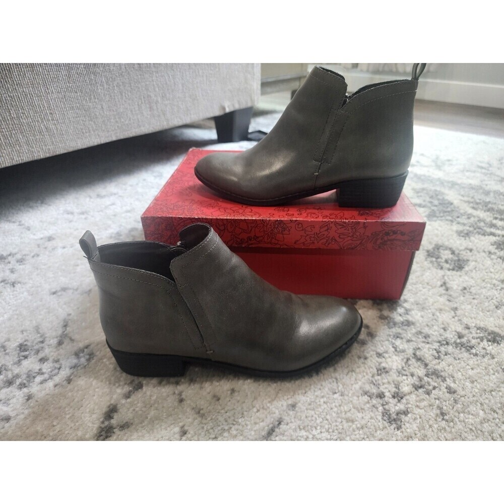 AMERICAN RAG CIE ACADEEP GREY WOMEN BOOTS SIZE 8 M